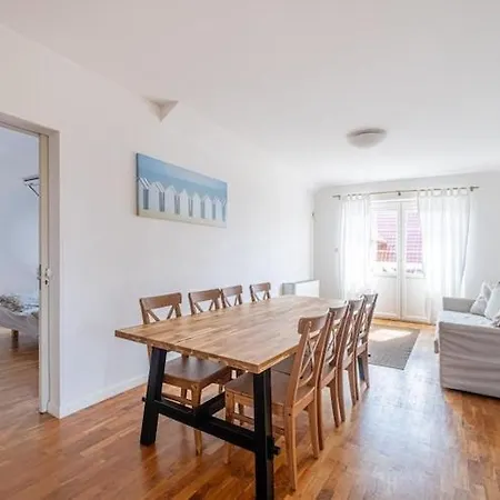 Large, Comfortable For 6 People